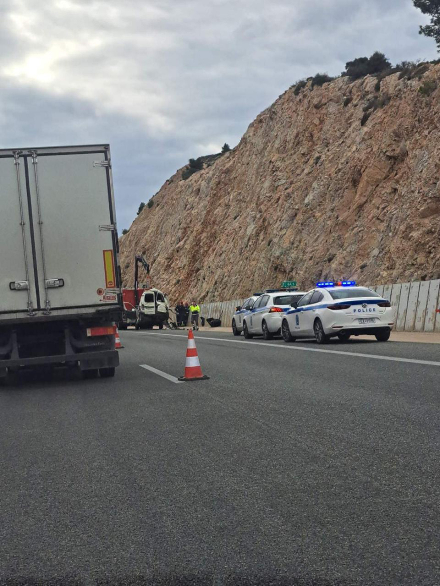 Σύγκρουση δύο φορτηγών στα Μέγαρα: Κλειστή η δεξιά λωρίδα κυκλοφορίας στη νέα εθνική οδό Αθηνών-Κορίνθου, δείτε φωτογραφίες