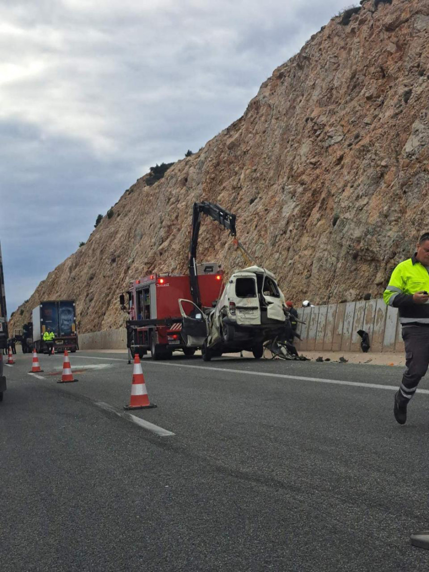 Σύγκρουση δύο φορτηγών στα Μέγαρα: Κλειστή η δεξιά λωρίδα κυκλοφορίας στη νέα εθνική οδό Αθηνών-Κορίνθου, δείτε φωτογραφίες