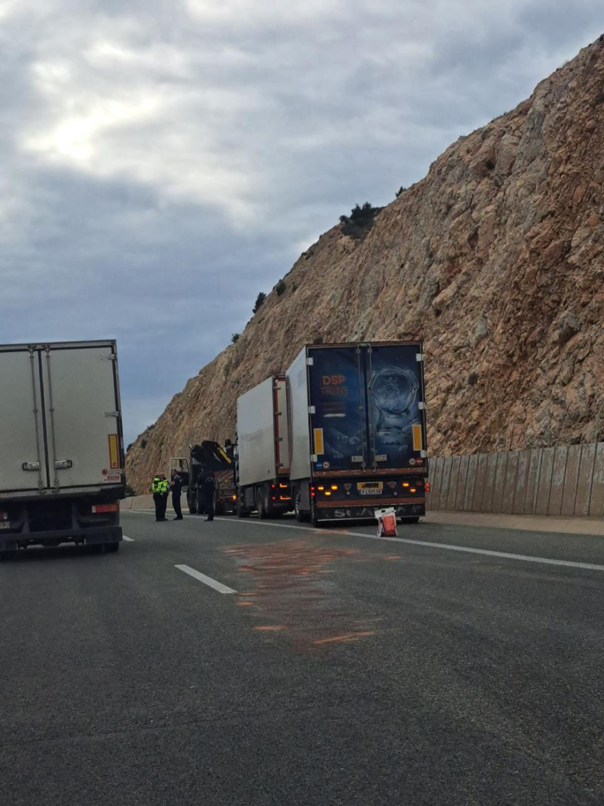 Σύγκρουση δύο φορτηγών στα Μέγαρα: Κλειστή η δεξιά λωρίδα κυκλοφορίας στη νέα εθνική οδό Αθηνών-Κορίνθου, δείτε φωτογραφίες