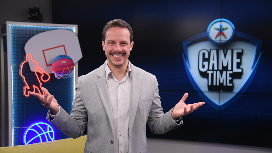 Ο Δημήτρης Μακαλιάς σκίζει το σενάριο και μετατρέπει το GAME TIME σε stand-up show