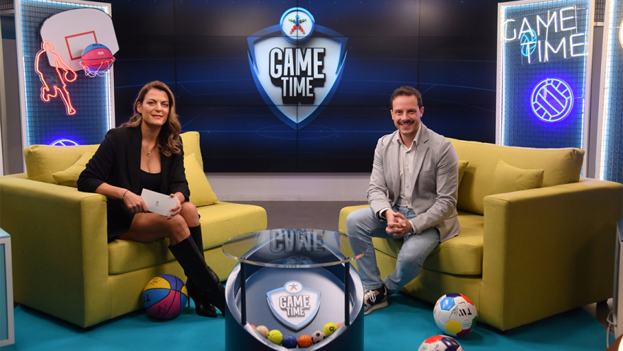 Ο Δημήτρης Μακαλιάς σκίζει το σενάριο και μετατρέπει το GAME TIME σε stand-up show