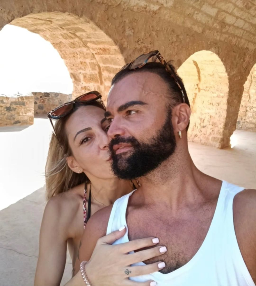 Οι φωτογραφίες του Περικλή Κονδυλάτου με τα φιλιά στο στόμα: Τέσσερα χρόνια όλοι αναρωτιούνται ποιο είναι αυτό το κορίτσι