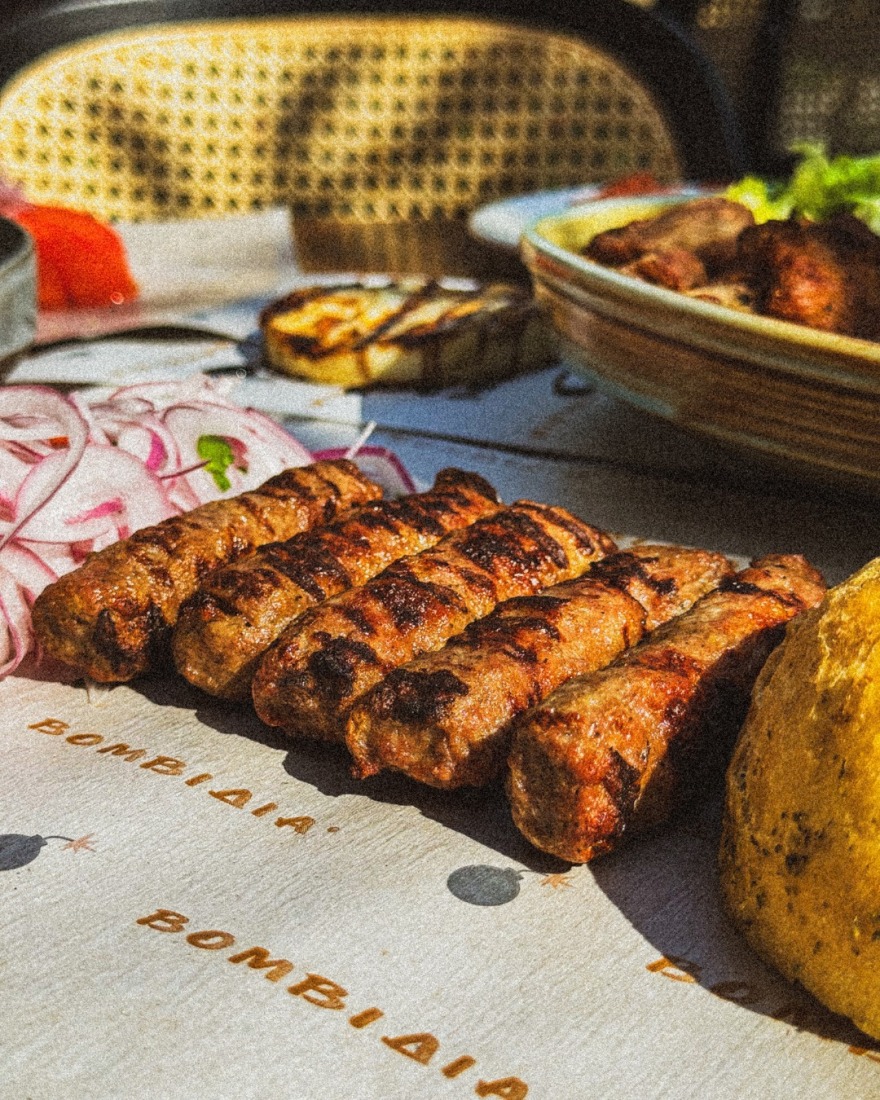 «Βομβίδια»: Πέθανε ο Θανάσης Βαγιάτας, ο άνθρωπος πίσω από το θρυλικό στέκι με τη... μυστική συνταγή για σουτζουκάκια, που «τάισε» γενιές Θεσσαλονικιών