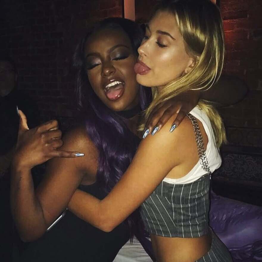 Χέιλι Μπίμπερ: Το φιλί με τον Τζάστιν πριν από δέκα χρόνια, δείτε φωτογραφία