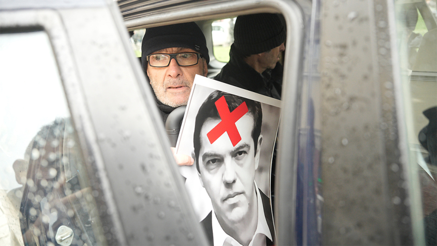 Θεσσαλονίκη: Πέταξαν φωτογραφίες του Τσίπρα με τη λέξη «Ανεπιθύμητος» έξω από το Ολύμπιον, πέντε προσαγωγές, δείτε βίντεο
