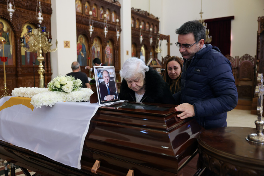 Με τιμές εν ενεργεία Προέδρου το τελευταίο «αντίο» στον Γιώργο Βασιλείου
