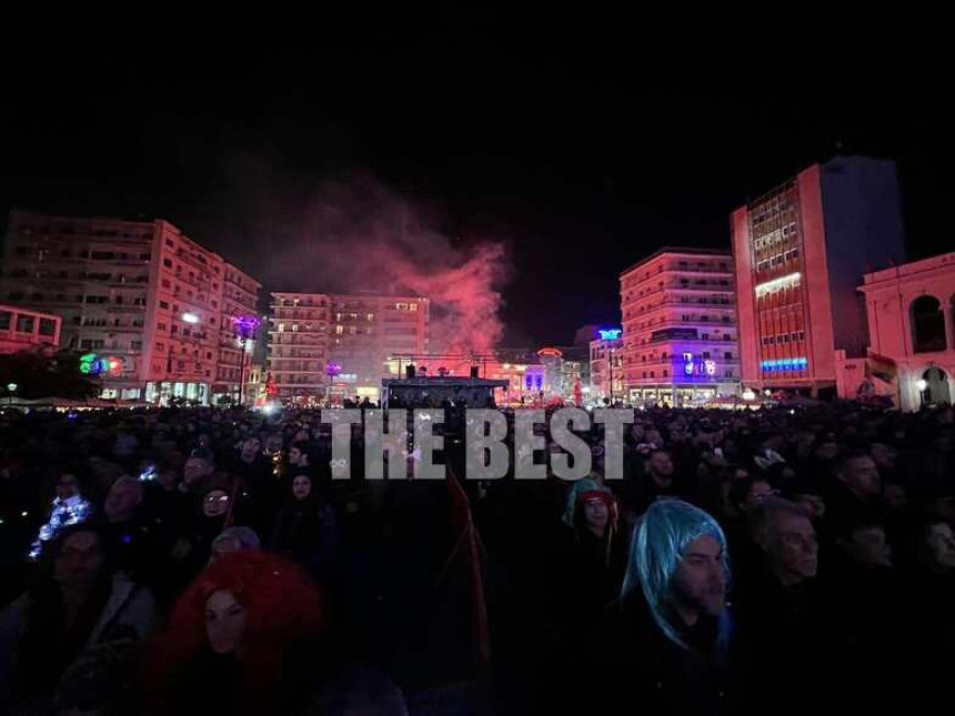 Σε ρυθμούς καρναβαλιού η Πάτρα: Το πάρτι στην τελετή έναρξης στην πλατεία Γεωργίου, δείτε βίντεο και φωτογραφίες