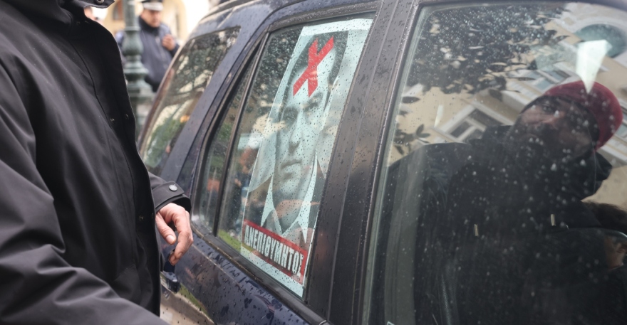 Θεσσαλονίκη: Πέταξαν φωτογραφίες του Τσίπρα με τη λέξη «Ανεπιθύμητος» έξω από το Ολύμπιον, πέντε προσαγωγές, δείτε βίντεο
