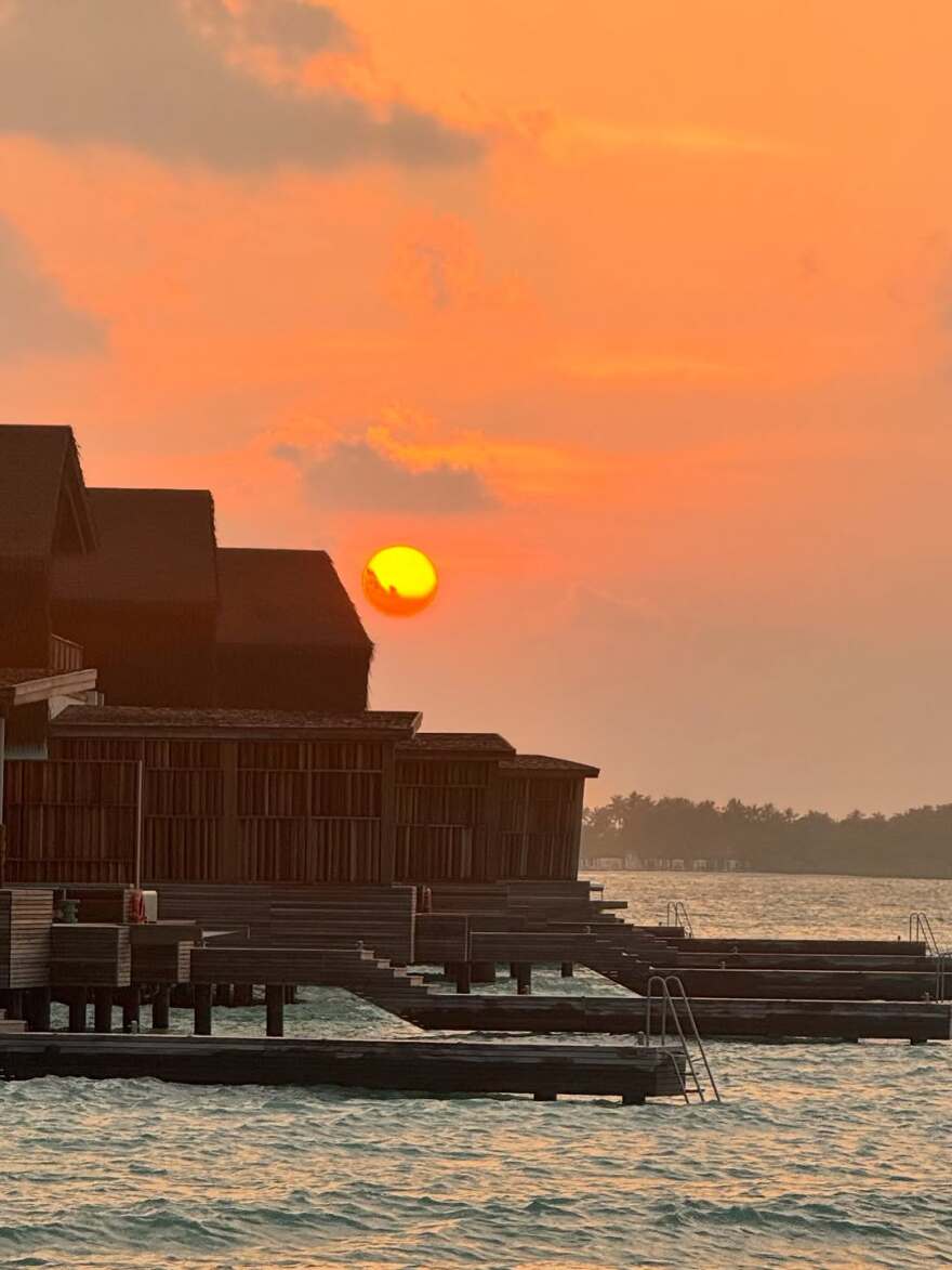 H Ελίζαμπεθ Χάρλεϊ πόζαρε στα 60 της γυμνή στο μπάνιο, δείτε φωτογραφίες
