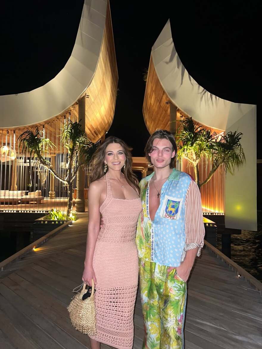 H Ελίζαμπεθ Χάρλεϊ πόζαρε στα 60 της γυμνή στο μπάνιο, δείτε φωτογραφίες
