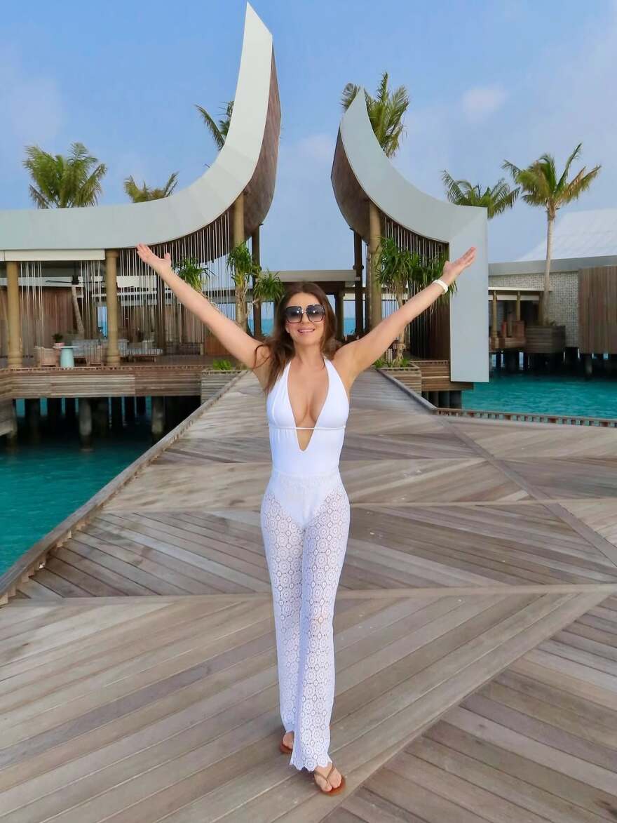 H Ελίζαμπεθ Χάρλεϊ πόζαρε στα 60 της γυμνή στο μπάνιο, δείτε φωτογραφίες
