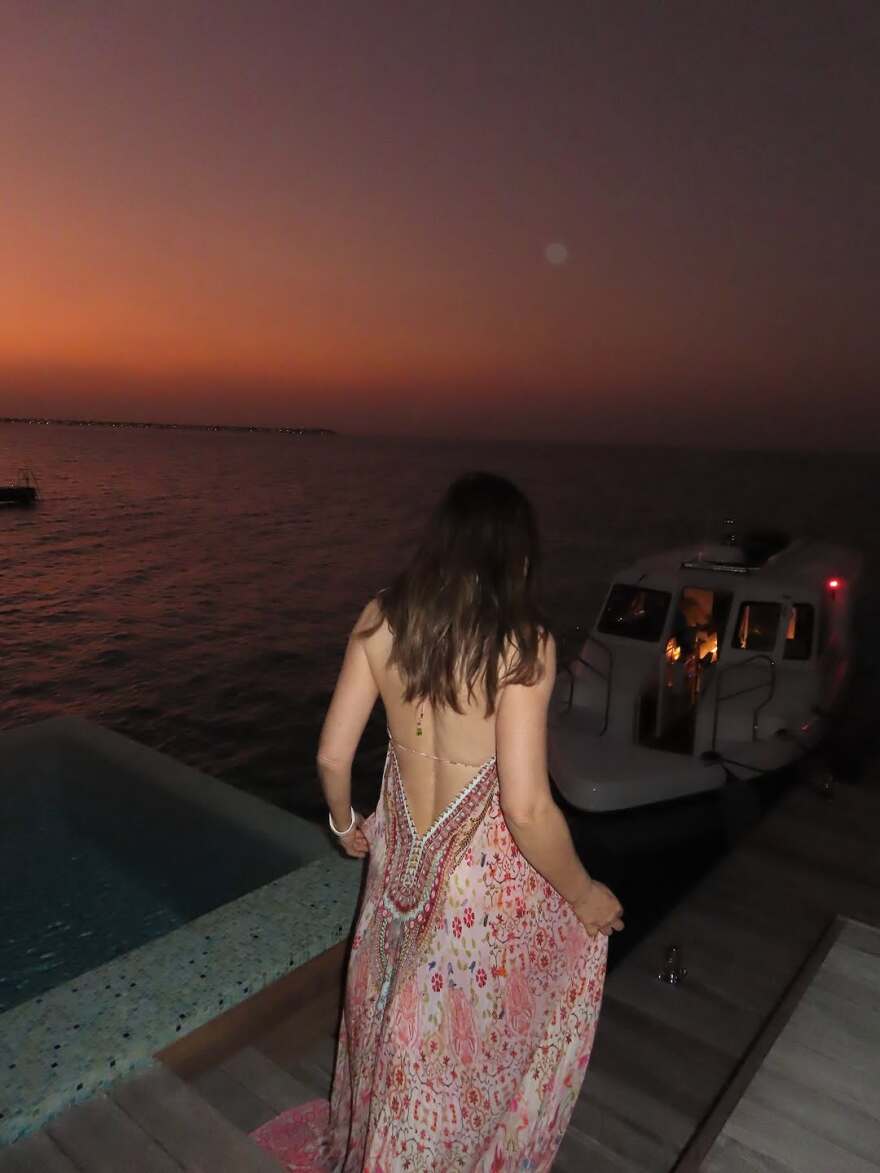 H Ελίζαμπεθ Χάρλεϊ πόζαρε στα 60 της γυμνή στο μπάνιο, δείτε φωτογραφίες
