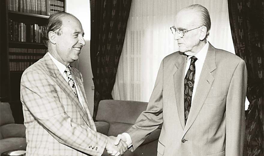 Σημίτης, ανέκδοτες ιστορίες και παρασκήνιο 30 χρόνια μετά: Πώς κατάφερε να κερδίσει τη μάχη της διαδοχής του Ανδρέα Παπανδρέου 