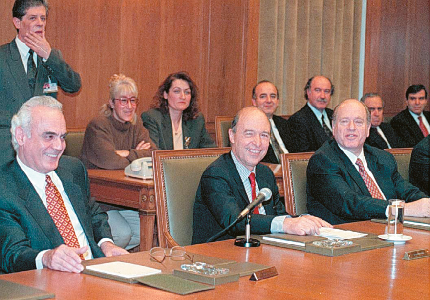 Σημίτης, ανέκδοτες ιστορίες και παρασκήνιο 30 χρόνια μετά: Πώς κατάφερε να κερδίσει τη μάχη της διαδοχής του Ανδρέα Παπανδρέου 