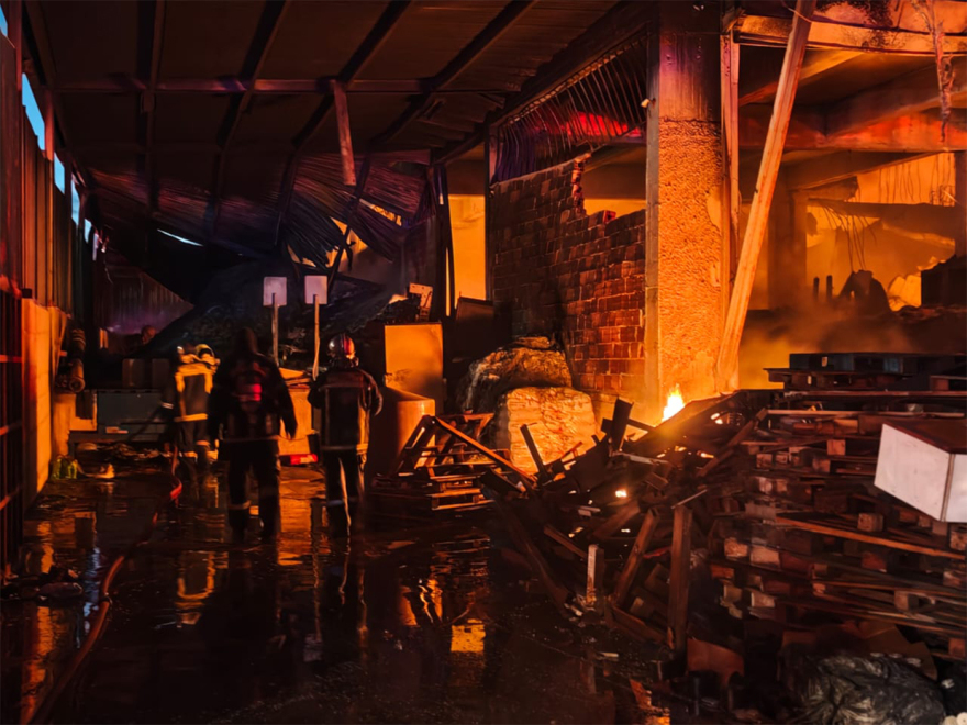 &Mu;&alpha;ί&nu;&epsilon;&tau;&alpha;&iota; &eta; &phi;&omega;&tau;&iota;ά &sigma;&epsilon; &epsilon;&rho;&gamma;&omicron;&sigma;&tau;ά&sigma;&iota;&omicron; &pi;&lambda;&alpha;&sigma;&tau;&iota;&kappa;ώ&nu; &sigma;&tau;&omicron; &Mu;&epsilon;&nu;ί&delta;&iota;: Ή&chi;&eta;&sigma;&epsilon; 112 &sigma;&tau;&eta;&nu; &pi;&epsilon;&rho;&iota;&omicron;&chi;ή, &delta;&epsilon;ί&tau;&epsilon; &beta;ί&nu;&tau;&epsilon;&omicron;