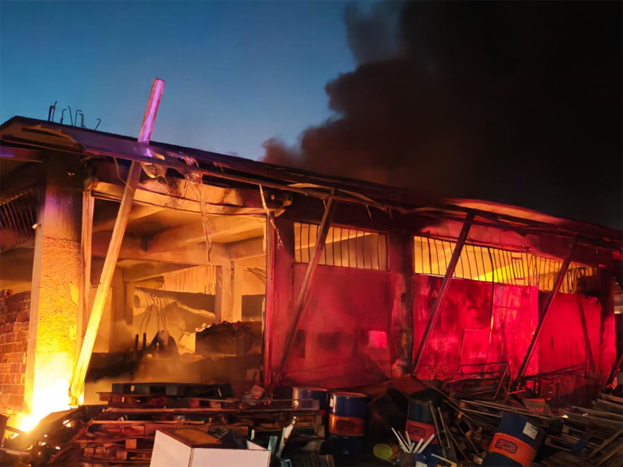 &Mu;&alpha;ί&nu;&epsilon;&tau;&alpha;&iota; &eta; &phi;&omega;&tau;&iota;ά &sigma;&epsilon; &epsilon;&rho;&gamma;&omicron;&sigma;&tau;ά&sigma;&iota;&omicron; &pi;&lambda;&alpha;&sigma;&tau;&iota;&kappa;ώ&nu; &sigma;&tau;&omicron; &Mu;&epsilon;&nu;ί&delta;&iota;: Ή&chi;&eta;&sigma;&epsilon; 112 &sigma;&tau;&eta;&nu; &pi;&epsilon;&rho;&iota;&omicron;&chi;ή, &delta;&epsilon;ί&tau;&epsilon; &beta;ί&nu;&tau;&epsilon;&omicron;