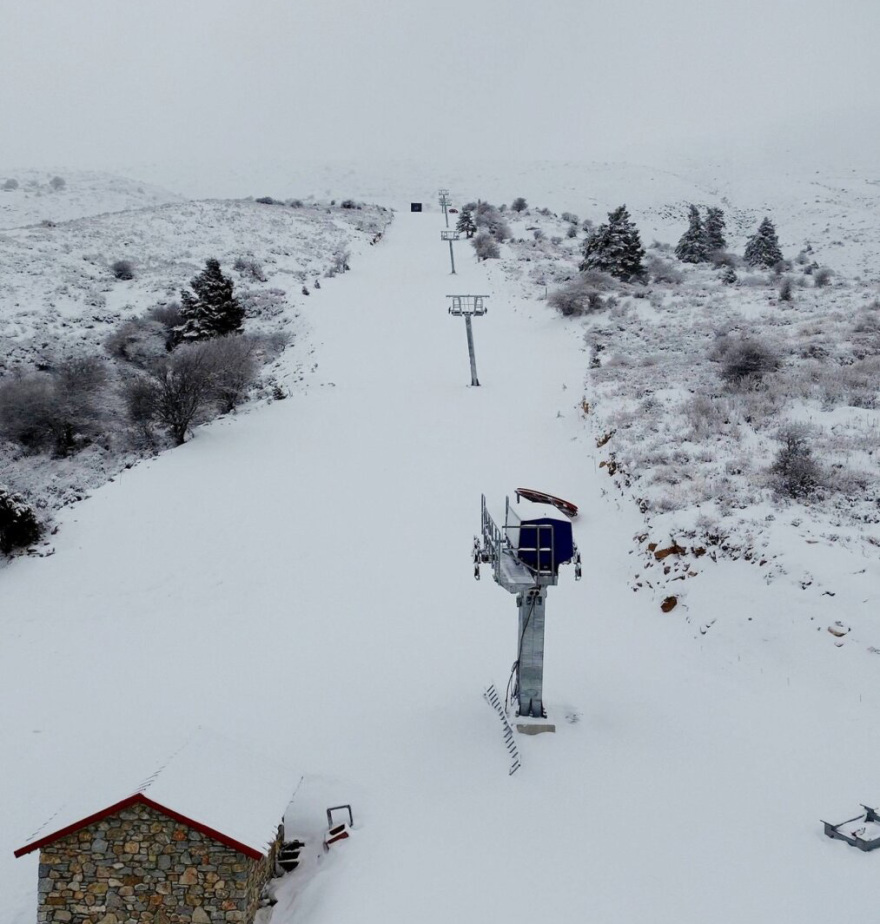 Στα λευκά τα ορεινά χωριά της χώρας, δείτε εικόνες από το χιονισμένο τοπίο σε Πάρνηθα, Πήλιο, Εύβοια και Κίσσαβο