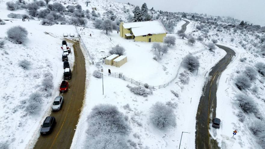 Στα λευκά τα ορεινά χωριά της χώρας, δείτε εικόνες από το χιονισμένο τοπίο σε Πάρνηθα, Πήλιο, Εύβοια και Κίσσαβο