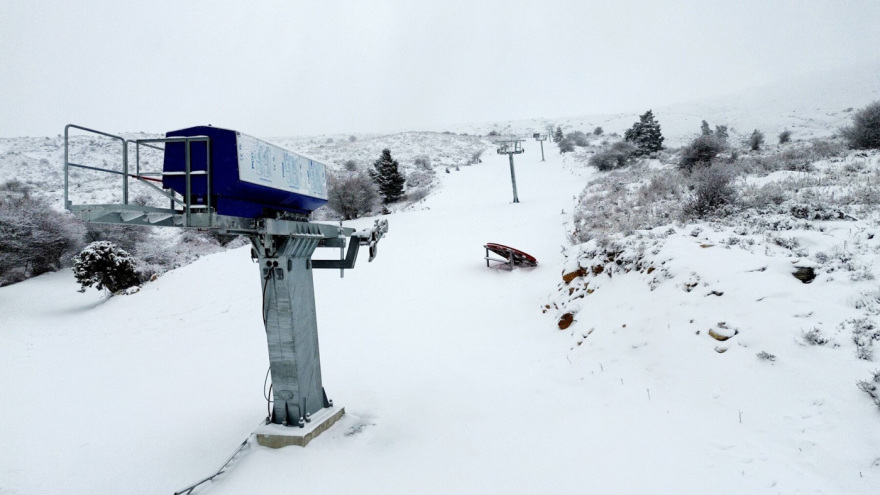 Στα λευκά τα ορεινά χωριά της χώρας, δείτε εικόνες από το χιονισμένο τοπίο σε Πάρνηθα, Πήλιο, Εύβοια και Κίσσαβο