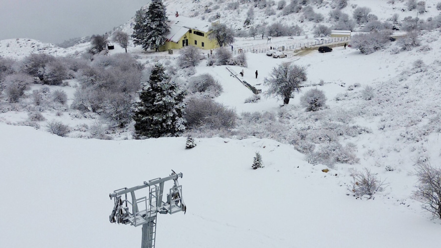 Στα λευκά τα ορεινά χωριά της χώρας, δείτε εικόνες από το χιονισμένο τοπίο σε Πάρνηθα, Πήλιο, Εύβοια και Κίσσαβο