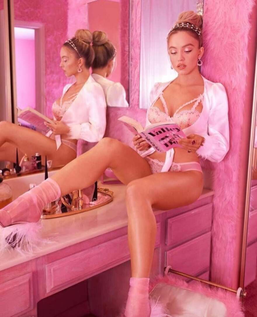 Όταν η Σίντνεϊ Σουίνι πόζαρε με αποκαλυπτικά εσώρουχα για την καμπάνια της Ριάνα Όταν η Σίντνεϊ Σουίνι πόζαρε με αποκαλυπτικά εσώρουχα για την καμπάνια της Ριάνα