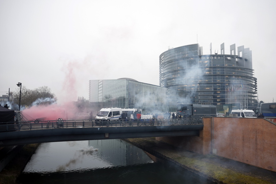 Επεισοδιακή διαδήλωση αγροτών έξω από το Ευρωπαϊκό Κοινοβούλιο για τη συμφωνία ΕΕ-Mercosur: Φωτιές δακρυγόνα και συμπλοκές