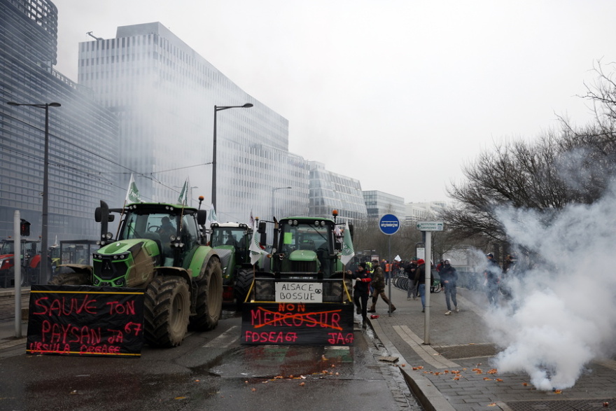 Επεισοδιακή διαδήλωση αγροτών έξω από το Ευρωπαϊκό Κοινοβούλιο για τη συμφωνία ΕΕ-Mercosur: Φωτιές δακρυγόνα και συμπλοκές