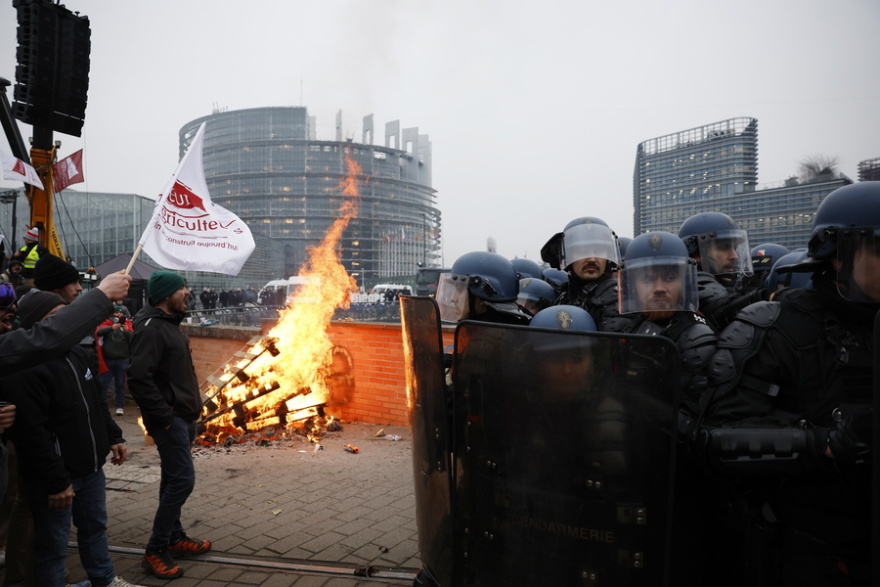 Επεισοδιακή διαδήλωση αγροτών έξω από το Ευρωπαϊκό Κοινοβούλιο για τη συμφωνία ΕΕ-Mercosur: Φωτιές δακρυγόνα και συμπλοκές