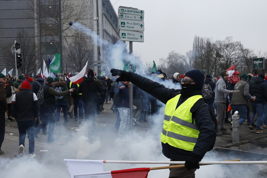 Επεισοδιακή διαδήλωση αγροτών έξω από το Ευρωπαϊκό Κοινοβούλιο για τη συμφωνία ΕΕ-Mercosur: Φωτιές δακρυγόνα και συμπλοκές