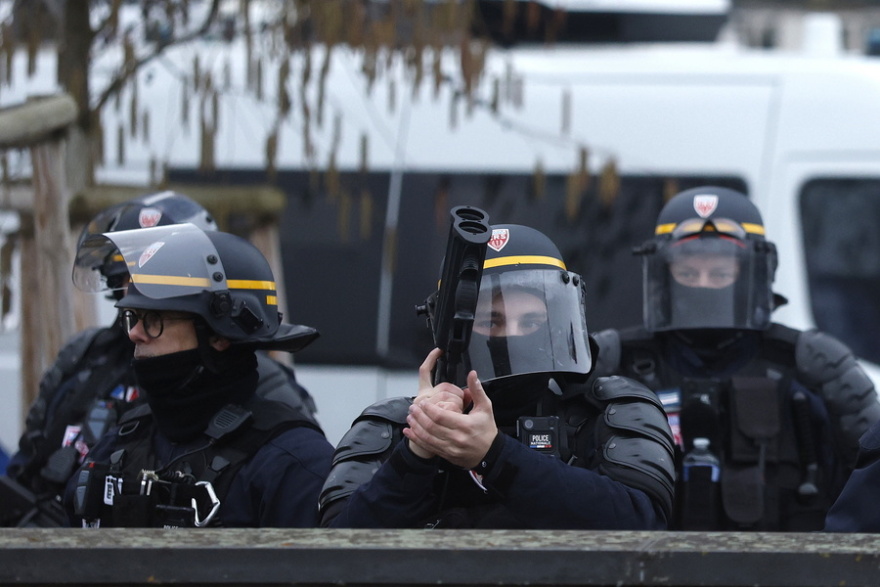 Επεισοδιακή διαδήλωση αγροτών έξω από το Ευρωπαϊκό Κοινοβούλιο για τη συμφωνία ΕΕ-Mercosur: Φωτιές δακρυγόνα και συμπλοκές