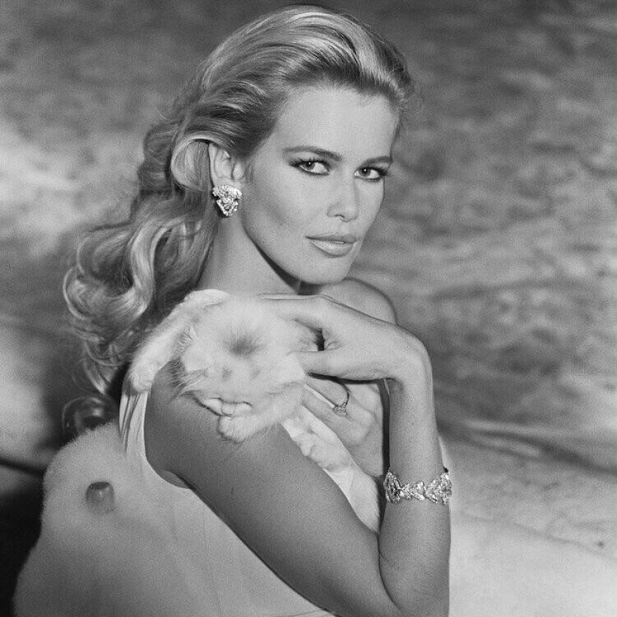 Η Κλόντια Σίφερ αποχαιρετά τον Βαλεντίνο: Το να δημιουργήσει ο ίδιος το νυφικό μου ήταν μία από τις μεγαλύτερες τιμές της ζωής μου