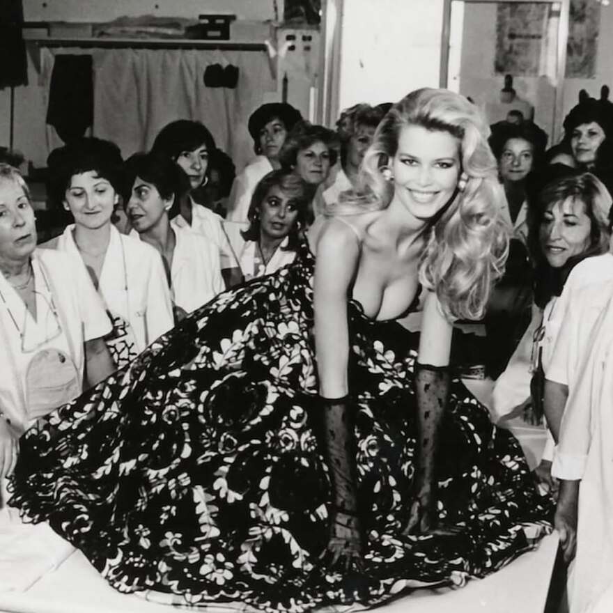 Η Κλόντια Σίφερ αποχαιρετά τον Βαλεντίνο: Το να δημιουργήσει ο ίδιος το νυφικό μου ήταν μία από τις μεγαλύτερες τιμές της ζωής μου