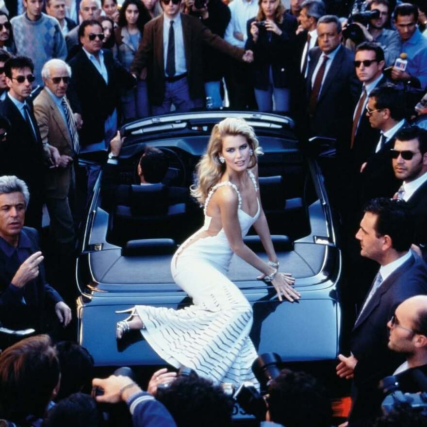 Η Κλόντια Σίφερ αποχαιρετά τον Βαλεντίνο: Το να δημιουργήσει ο ίδιος το νυφικό μου ήταν μία από τις μεγαλύτερες τιμές της ζωής μου