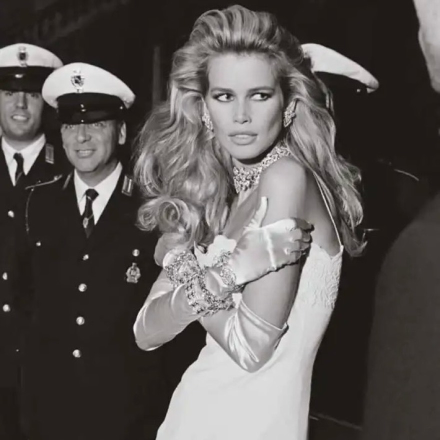 Η Κλόντια Σίφερ αποχαιρετά τον Βαλεντίνο: Το να δημιουργήσει ο ίδιος το νυφικό μου ήταν μία από τις μεγαλύτερες τιμές της ζωής μου