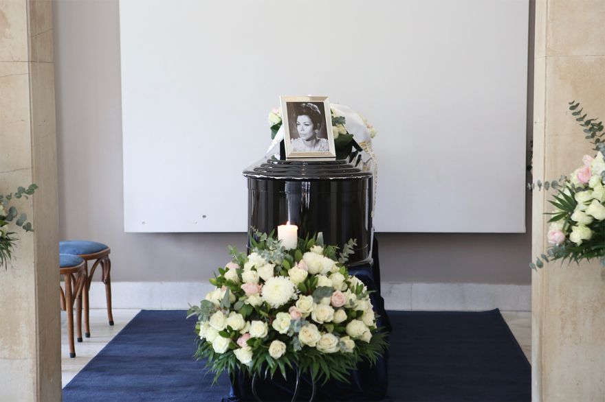 Το τελευταίο «αντίο» στη Μέλπω Ζαρόκωστα - Δύσκολη μέρα, τώρα πάει προς τον παράδεισο, είπε ο γιος της
