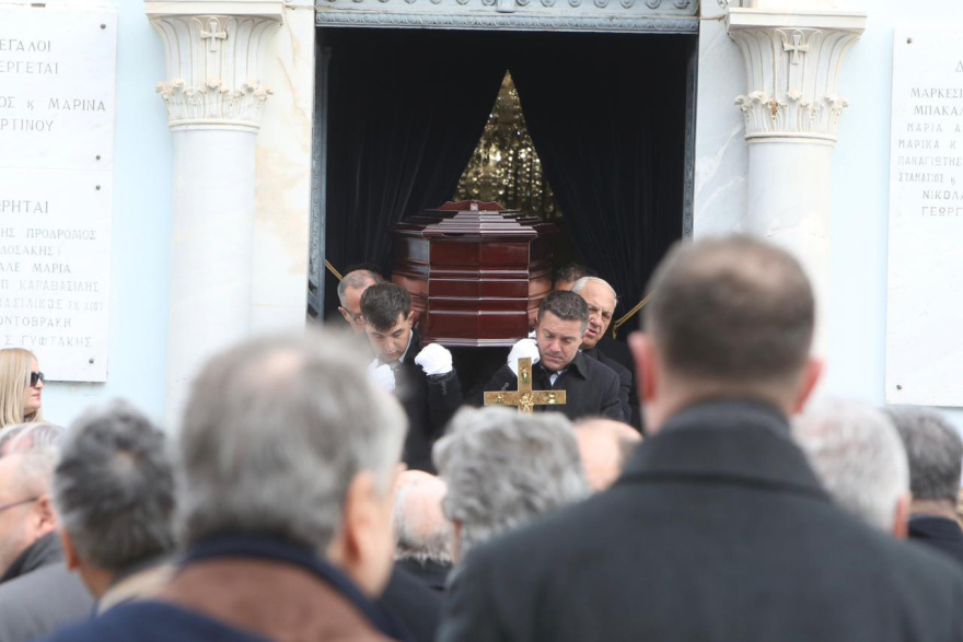 Το τελευταίο «αντίο» αυτή την ώρα στον πατριάρχη της Βιοχάλκο Νίκο Στασινόπουλο, παρών και ο Κυριάκος Μητσοτάκης