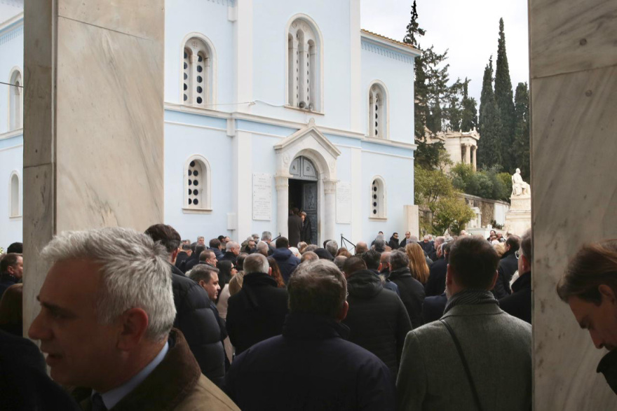 Το τελευταίο «αντίο» αυτή την ώρα στον πατριάρχη της Βιοχάλκο Νίκο Στασινόπουλο, παρών και ο Κυριάκος Μητσοτάκης