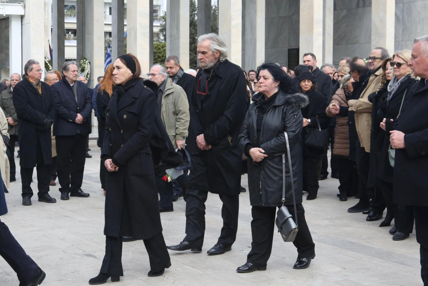 Το τελευταίο «αντίο» αυτή την ώρα στον πατριάρχη της Βιοχάλκο Νίκο Στασινόπουλο, παρών και ο Κυριάκος Μητσοτάκης