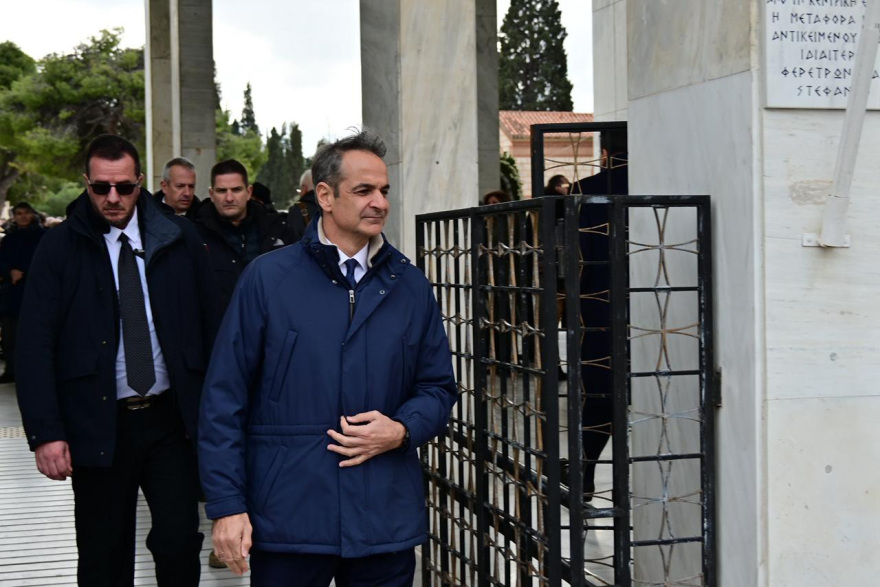 Το τελευταίο «αντίο» αυτή την ώρα στον πατριάρχη της Βιοχάλκο Νίκο Στασινόπουλο, παρών και ο Κυριάκος Μητσοτάκης