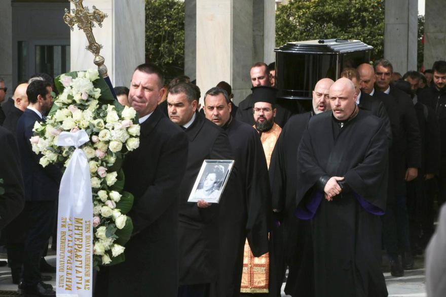 Το τελευταίο «αντίο» στη Μέλπω Ζαρόκωστα - Δύσκολη μέρα, τώρα πάει προς τον παράδεισο, είπε ο γιος της
