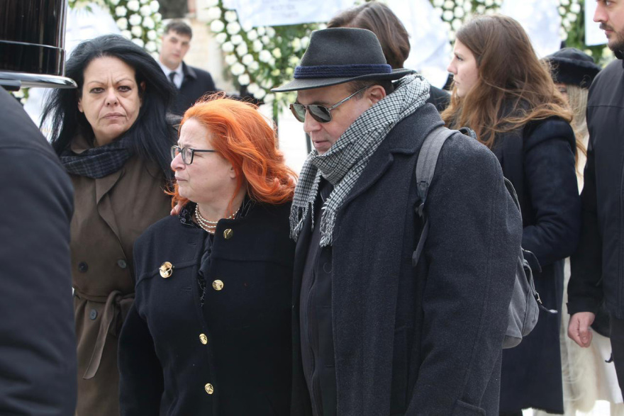 Το τελευταίο «αντίο» στη Μέλπω Ζαρόκωστα - Δύσκολη μέρα, τώρα πάει προς τον παράδεισο, είπε ο γιος της
