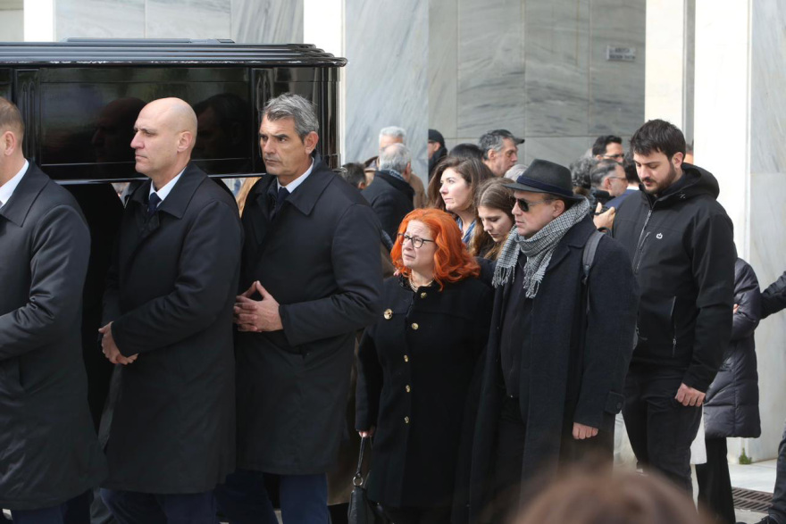 Το τελευταίο «αντίο» στη Μέλπω Ζαρόκωστα - Δύσκολη μέρα, τώρα πάει προς τον παράδεισο, είπε ο γιος της
