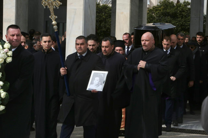 Το τελευταίο «αντίο» στη Μέλπω Ζαρόκωστα - Δύσκολη μέρα, τώρα πάει προς τον παράδεισο, είπε ο γιος της
