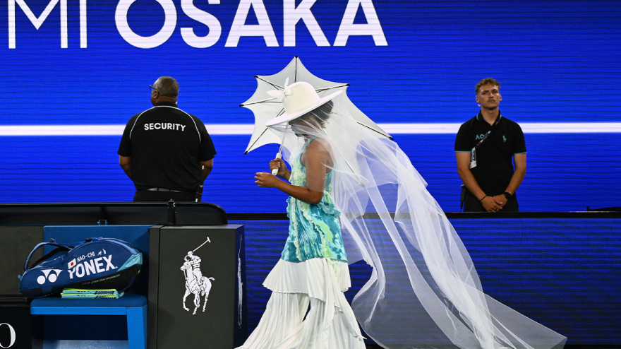Η Ναόμι Οσάκα έκανε είσοδο πασαρέλας με καπέλο και μακρύ πέπλο στο Australian Open