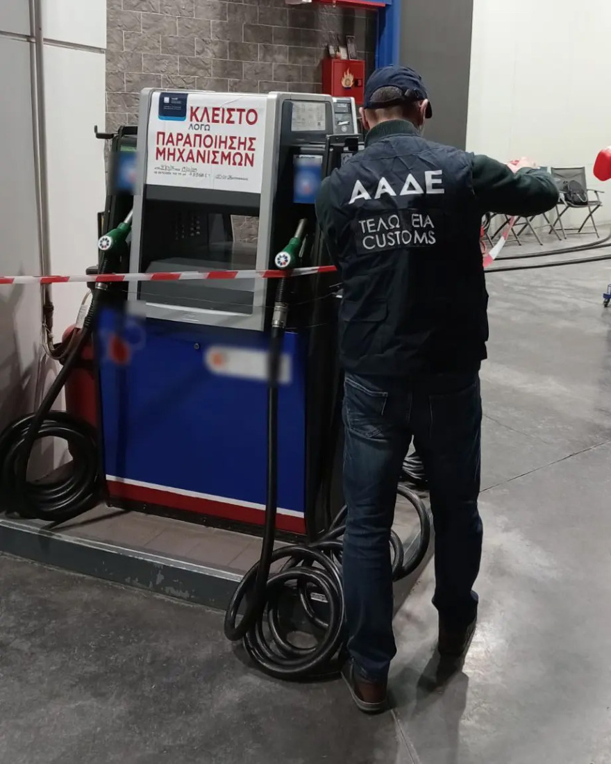 Τέσσερις προφυλακίσεις για το κύκλωμα που «πείραζε» τις αντλίες καυσίμων και έκλεβε τους καταναλωτές