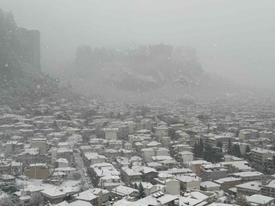 Χιονίζει στα ορεινά της Θεσσαλονίκης, το 'στρωσε μέσα στην πόλη των Τρικάλων, δείτε εικόνες  