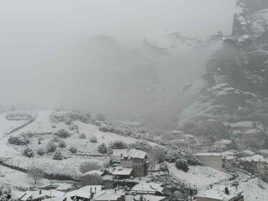 Χιονίζει στα ορεινά της Θεσσαλονίκης, το 'στρωσε μέσα στην πόλη των Τρικάλων, δείτε εικόνες  