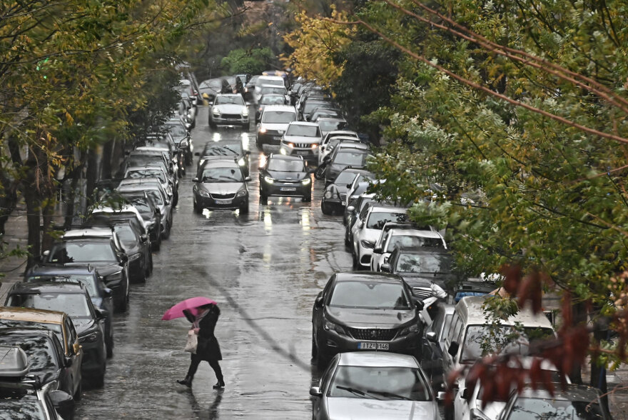 Βρέχει ασταμάτητα στην Αττική, πώς θα κινηθεί η κακοκαιρία που πλήττει τη χώρα τις επόμενες ώρες