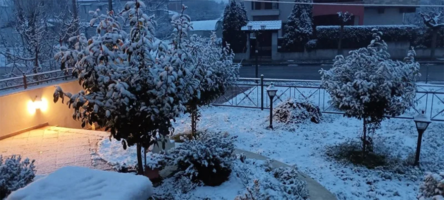 &Epsilon;&nu;&tau;&upsilon;&pi;&omega;&sigma;&iota;&alpha;&kappa;έ&sigmaf; &epsilon;&iota;&kappa;ό&nu;&epsilon;&sigmaf; &kappa;&alpha;&iota; &beta;ί&nu;&tau;&epsilon;&omicron; &alpha;&pi;ό &tau;&iota;&sigmaf; &chi;&iota;&omicron;&nu;&omicron;&pi;&tau;ώ&sigma;&epsilon;&iota;&sigmaf;, &sigma;&tau;&alpha; &lambda;&epsilon;&upsilon;&kappa;ά &alpha;&pi;ό &tau;&eta;&nu; &Pi;&epsilon;&lambda;&omicron;&pi;ό&nu;&nu;&eta;&sigma;&omicron; &mu;έ&chi;&rho;&iota; &tau;&alpha; &omicron;&rho;&epsilon;&iota;&nu;ά &tau;&eta;&sigmaf; &Theta;&epsilon;&sigma;&sigma;&alpha;&lambda;&omicron;&nu;ί&kappa;&eta;&sigmaf;