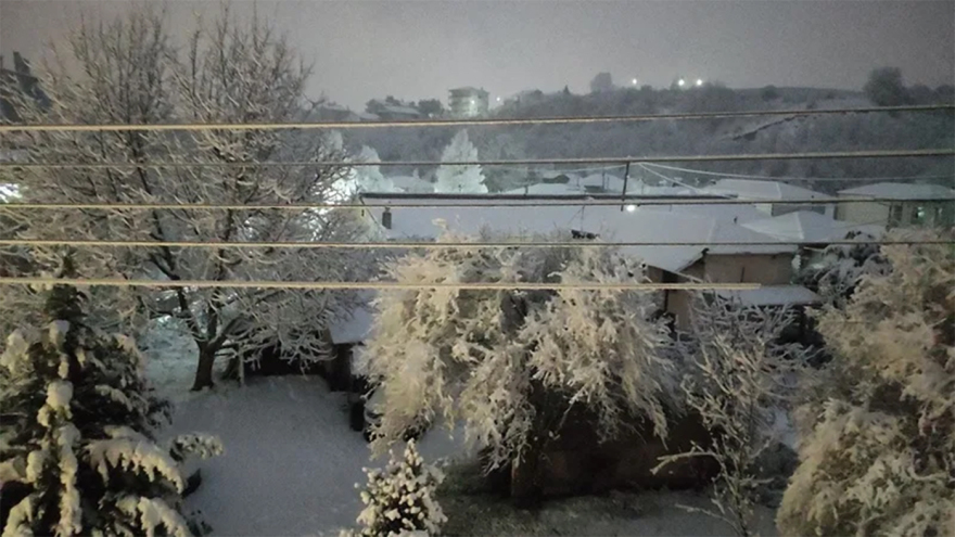 &Epsilon;&nu;&tau;&upsilon;&pi;&omega;&sigma;&iota;&alpha;&kappa;έ&sigmaf; &epsilon;&iota;&kappa;ό&nu;&epsilon;&sigmaf; &kappa;&alpha;&iota; &beta;ί&nu;&tau;&epsilon;&omicron; &alpha;&pi;ό &tau;&iota;&sigmaf; &chi;&iota;&omicron;&nu;&omicron;&pi;&tau;ώ&sigma;&epsilon;&iota;&sigmaf;, &sigma;&tau;&alpha; &lambda;&epsilon;&upsilon;&kappa;ά &alpha;&pi;ό &tau;&eta;&nu; &Pi;&epsilon;&lambda;&omicron;&pi;ό&nu;&nu;&eta;&sigma;&omicron; &mu;έ&chi;&rho;&iota; &tau;&alpha; &omicron;&rho;&epsilon;&iota;&nu;ά &tau;&eta;&sigmaf; &Theta;&epsilon;&sigma;&sigma;&alpha;&lambda;&omicron;&nu;ί&kappa;&eta;&sigmaf;